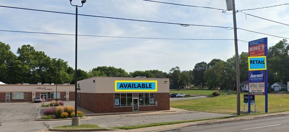 Crossroads Center: 2115-2140 Court Street, Pekin, IL 61554